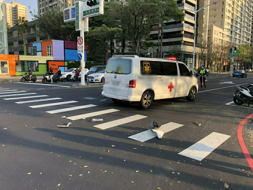 698358 | 救護車,值勤,車禍,高雄 記者爆料網