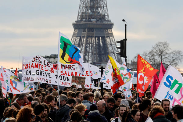 d6909972 | 法國反年改罷工持續 巴黎街道堆「7600噸」垃圾飄腐爛惡臭 記者爆料網