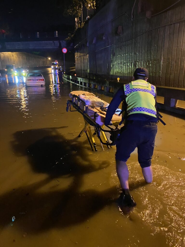 員警協助送傷患。民眾提供 | 苗栗淹水 坍方, 淹水, 苗栗, 落石, 豪雨 記者爆料網