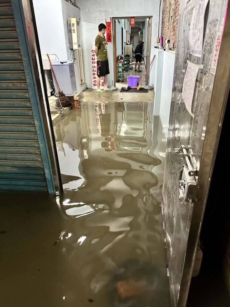 苗栗市區淹水。民眾提供 | 豪雨 記者爆料網