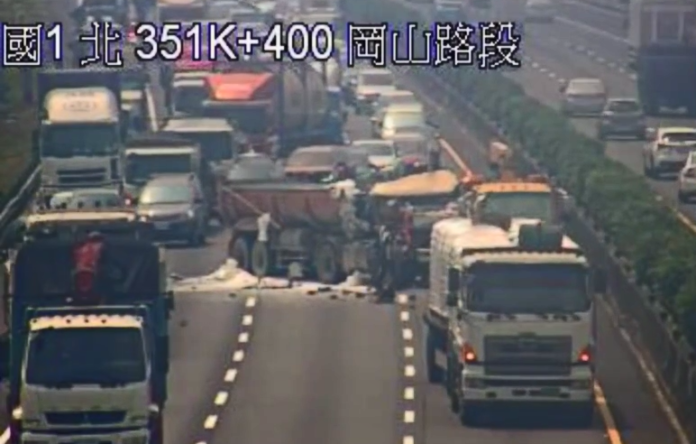 國道一號北上351.4公里發生大貨車與砂石車追撞事故 造成國道嚴重塞車