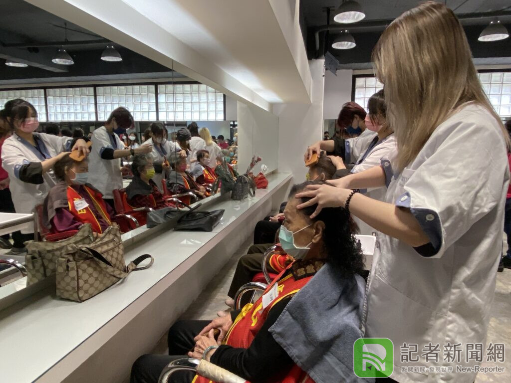 公用IMG 4586美髮系學生幫阿嬤頭皮按摩。 | 母親節 記者爆料網