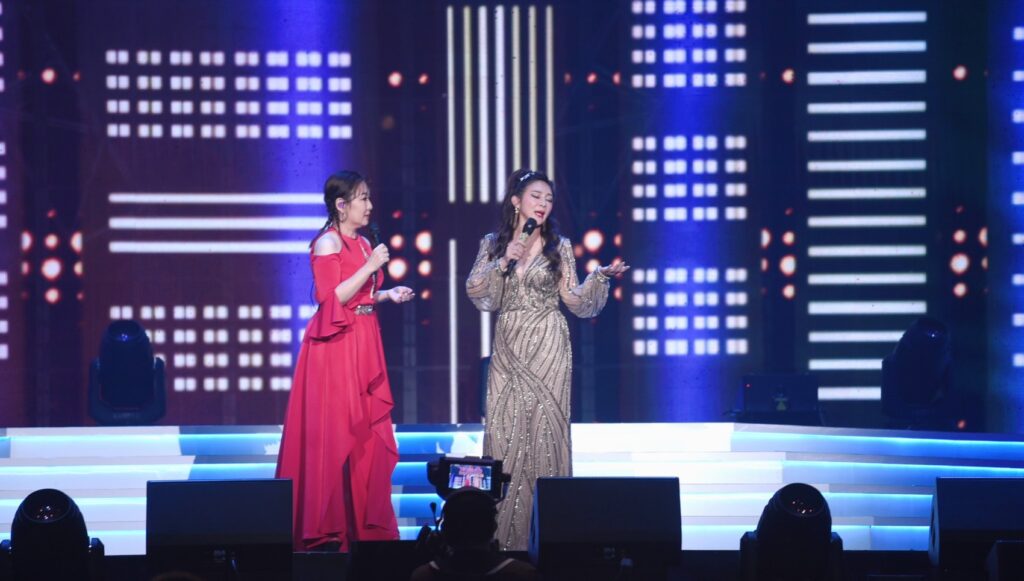 張秀卿（左）、王彩樺（右）在藍寶石舞台互動笑料十足。高流提供 | 母親節 記者爆料網