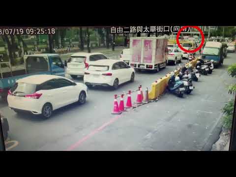 路口未禮讓鳴笛救護車 騎士遭撞 驚險畫面曝