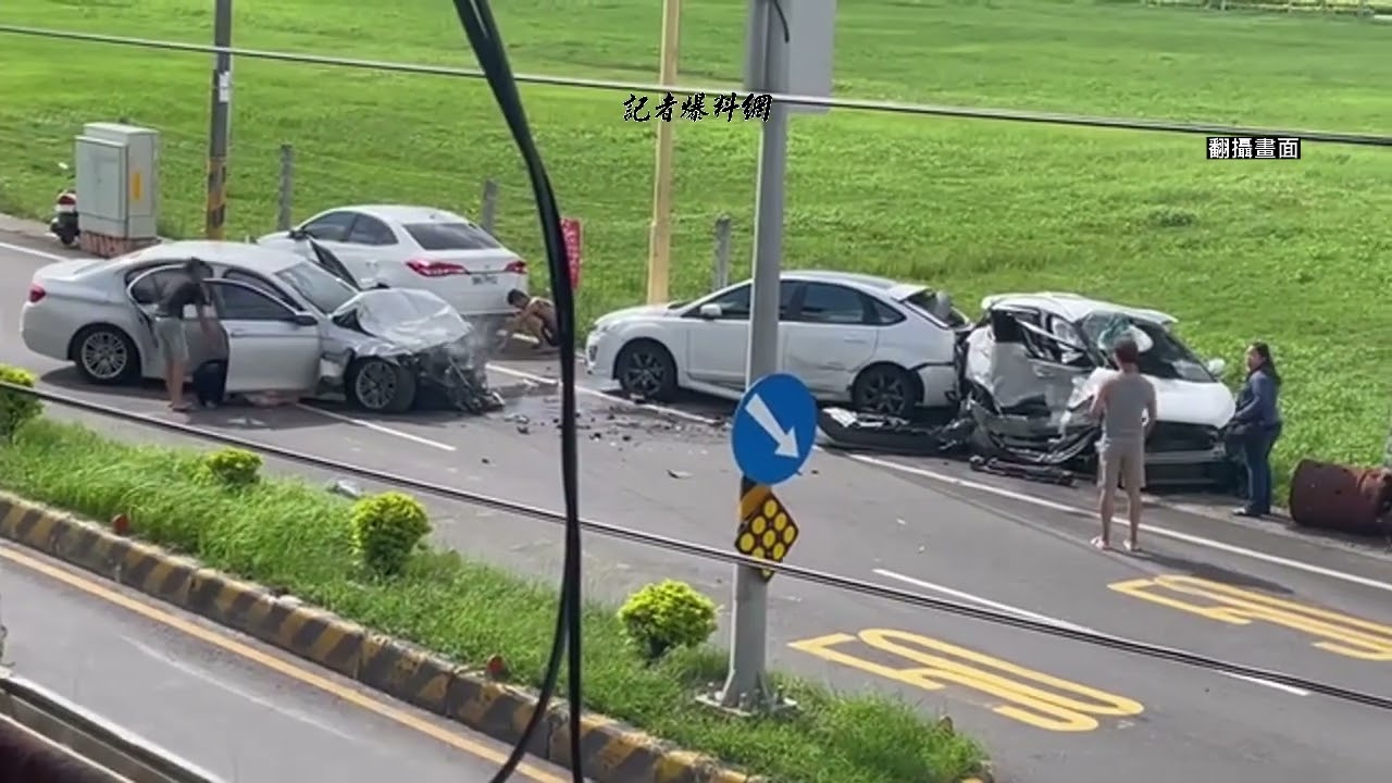 高雄岡山驚悚車禍！ 休旅車路口左轉慘遭直行轎車高速撞飛