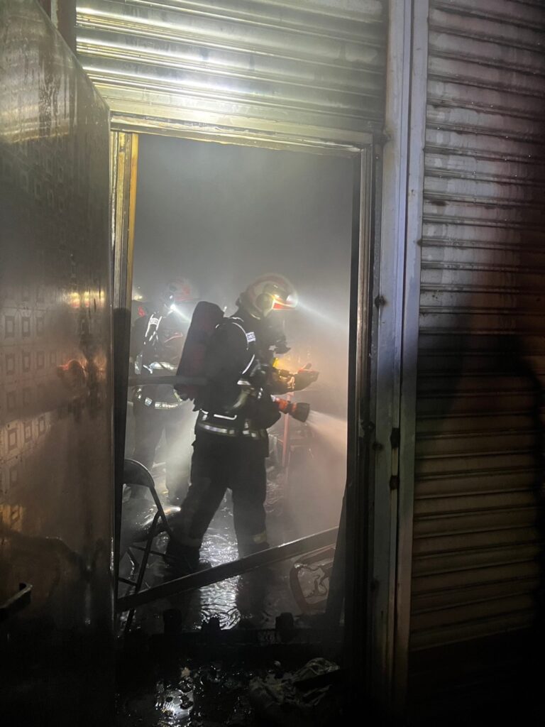 消防隊員進入起火農舍灌救。民眾提供 | 雷擊 大甲區, 火警, 經國路, 鐵皮農舍 記者爆料網