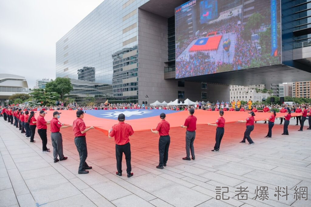 60名消防員展護全國最大巨幅國旗進場 | 全國最大國旗現身　台中2萬人慶雙十 台中, 國慶日, 國旗, 楊瓊瓔, 王育敏, 盧秀燕, 雙十國慶, 雙十節, 顏寬恒 記者爆料網