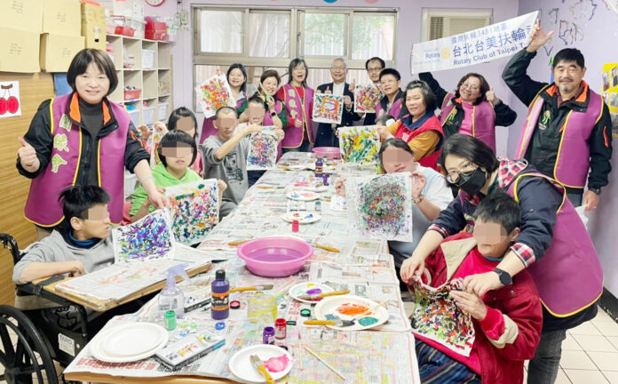 圓緣慈善推廣協會打造「一日畫室」 啟動慈善義賣活動。記者爆料網