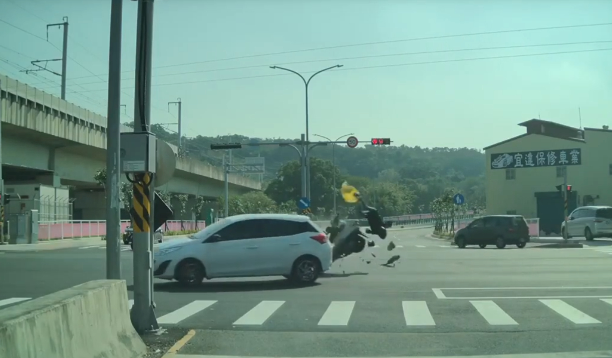 （機車騎士撞飛片）快到有殘影！機車飛快直撞自小客車　騎士撞飛重摔