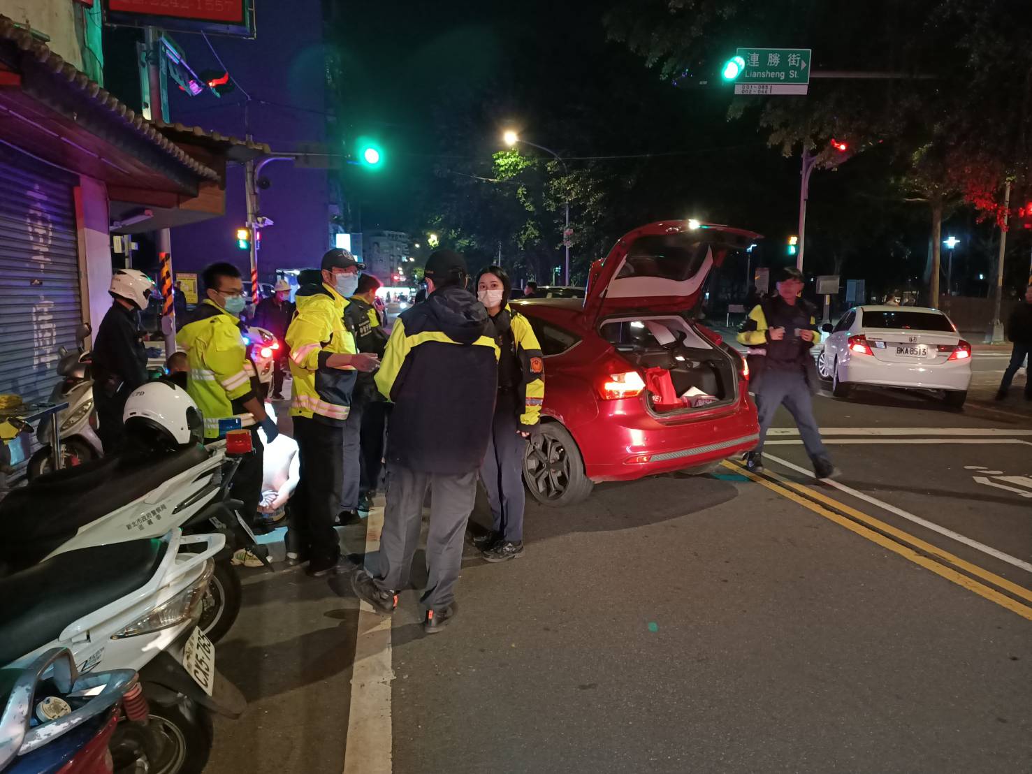 「砰！」中和街頭巨響民眾還以為開槍　通緝犯被拉下車狂道歉：我投降！