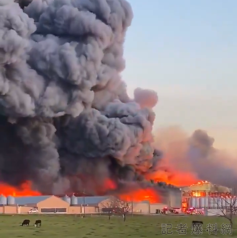 美國德州大型養雞場爆炸起火 黑色濃煙沖天十分嚇人