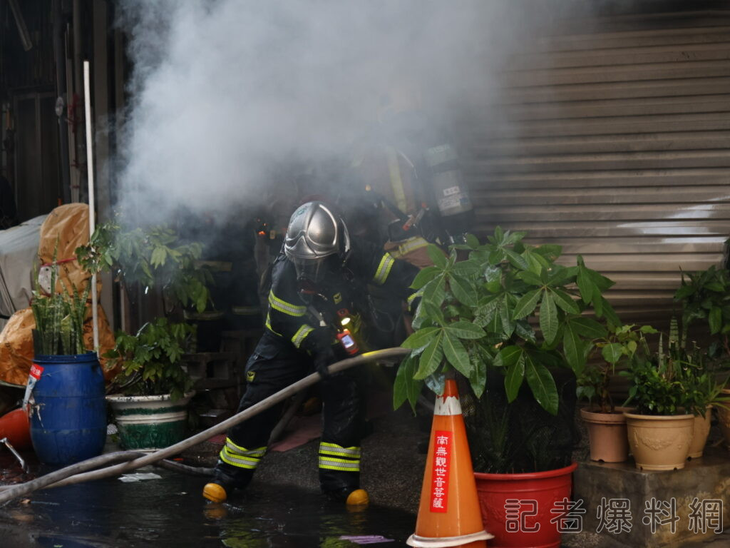 快訊／台南國華街住宅火警！現場濃煙竄出36消急搶救