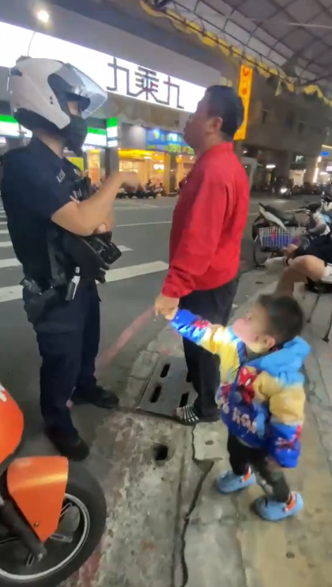 （口角片）電動自行車險撞到男童　男童父親與警員爭辯