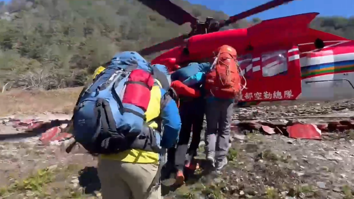 （直升機救援迷途登山客片）獨攀「南三段」迷途2天　空勤直升機載送下山