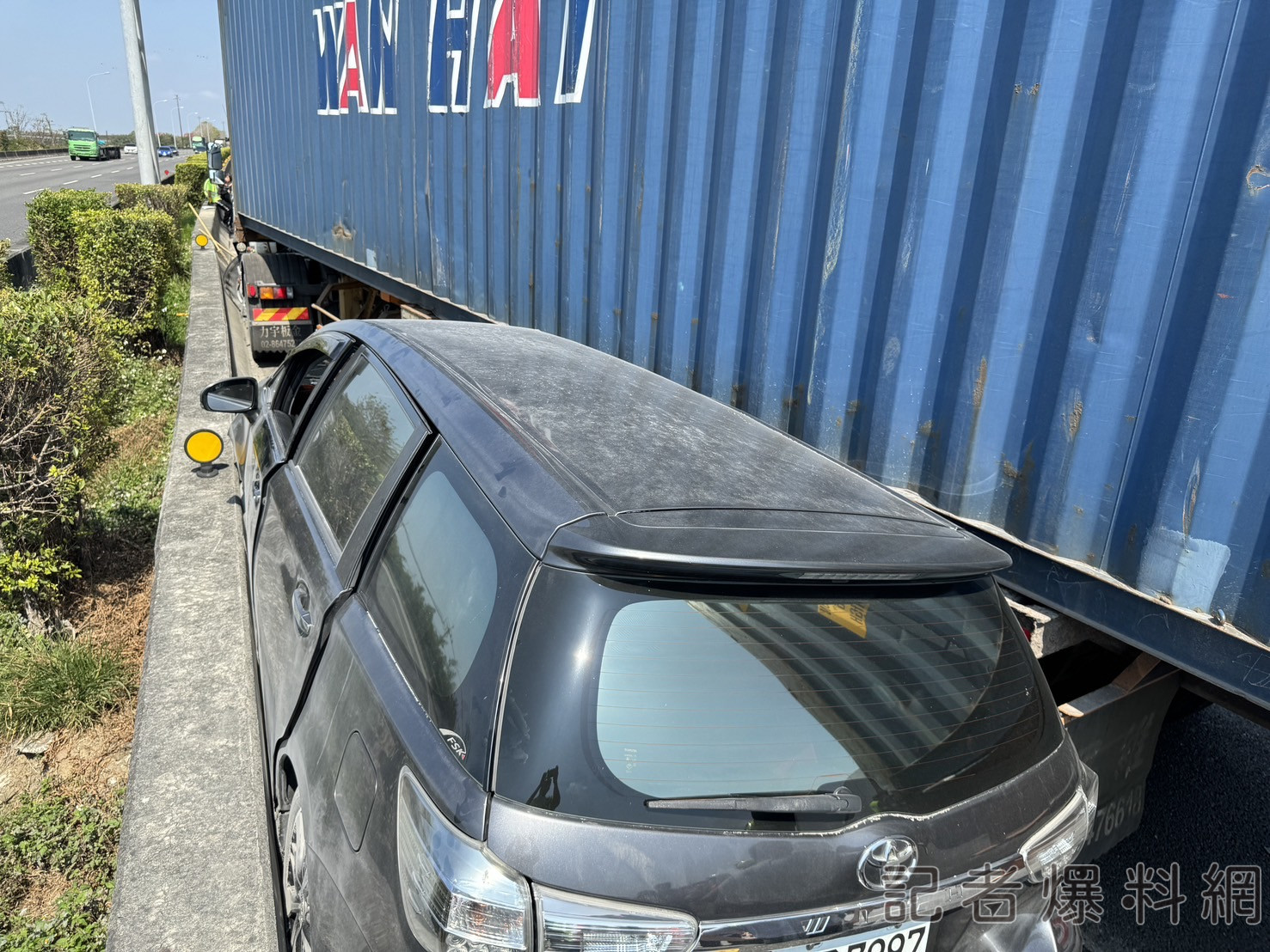 影／國道1號嘉義路段驚悚車禍！ 休旅車遭貨櫃車夾殺「卡內側護欄」7人受傷