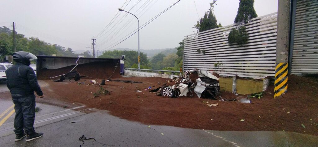 （車禍片）更新／驚悚畫面曝光！砂石車過彎翻覆壓自小客車　載兒子補習考警專出車禍母子加護病房急救中