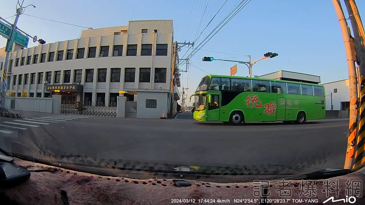 影／紅綠燈裝飾用的？彰化駕駛綠燈起步「遊覽車闖紅燈衝過」　過4秒又一轎車衝過