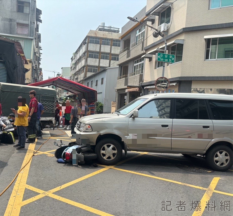 2024 04 11 486853 S 12206113 | 車禍,夫妻倆,高雄,未禮讓,汽車,擊落,噴飛,三民一分局,無號誌路口 三民一分局, 噴飛, 夫妻, 擊落, 未禮讓, 無號誌路口, 車禍, 高雄 記者爆料網