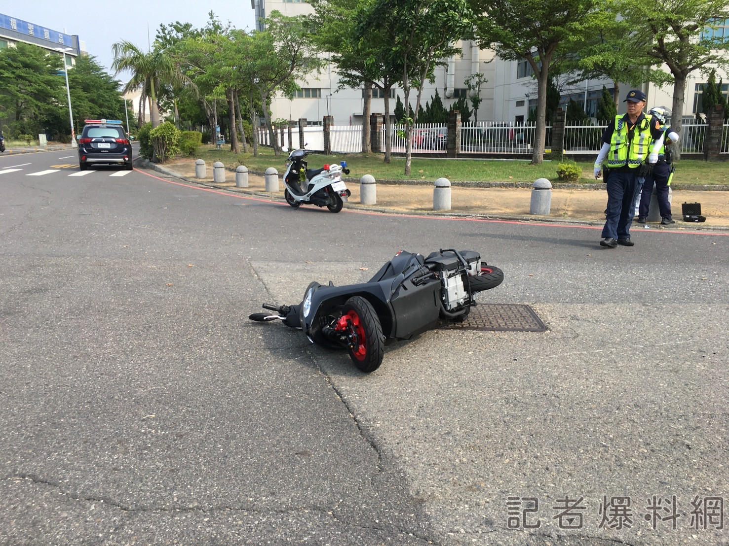 疑路口號誌「微差距」提早放行！台南少女看到陳建仁車隊轉彎「緊張自摔」