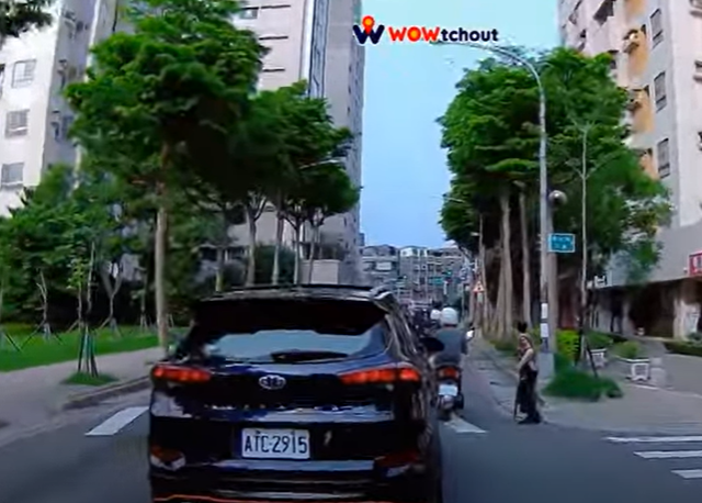 （行人地獄片）新北老阿嬤過馬路被當成「空氣」嚇到面露驚恐 網友：台灣「行人地獄」實致名歸