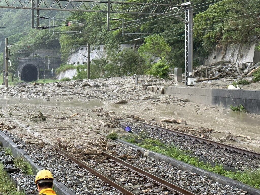 土石流擋道！　 台鐵崇德=和仁雙向停駛