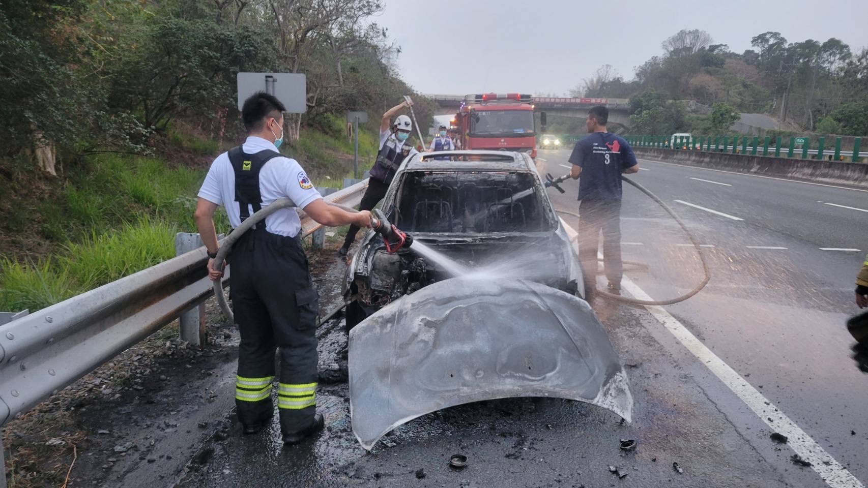 國道10號火燒車！　自小客車不明原因起火