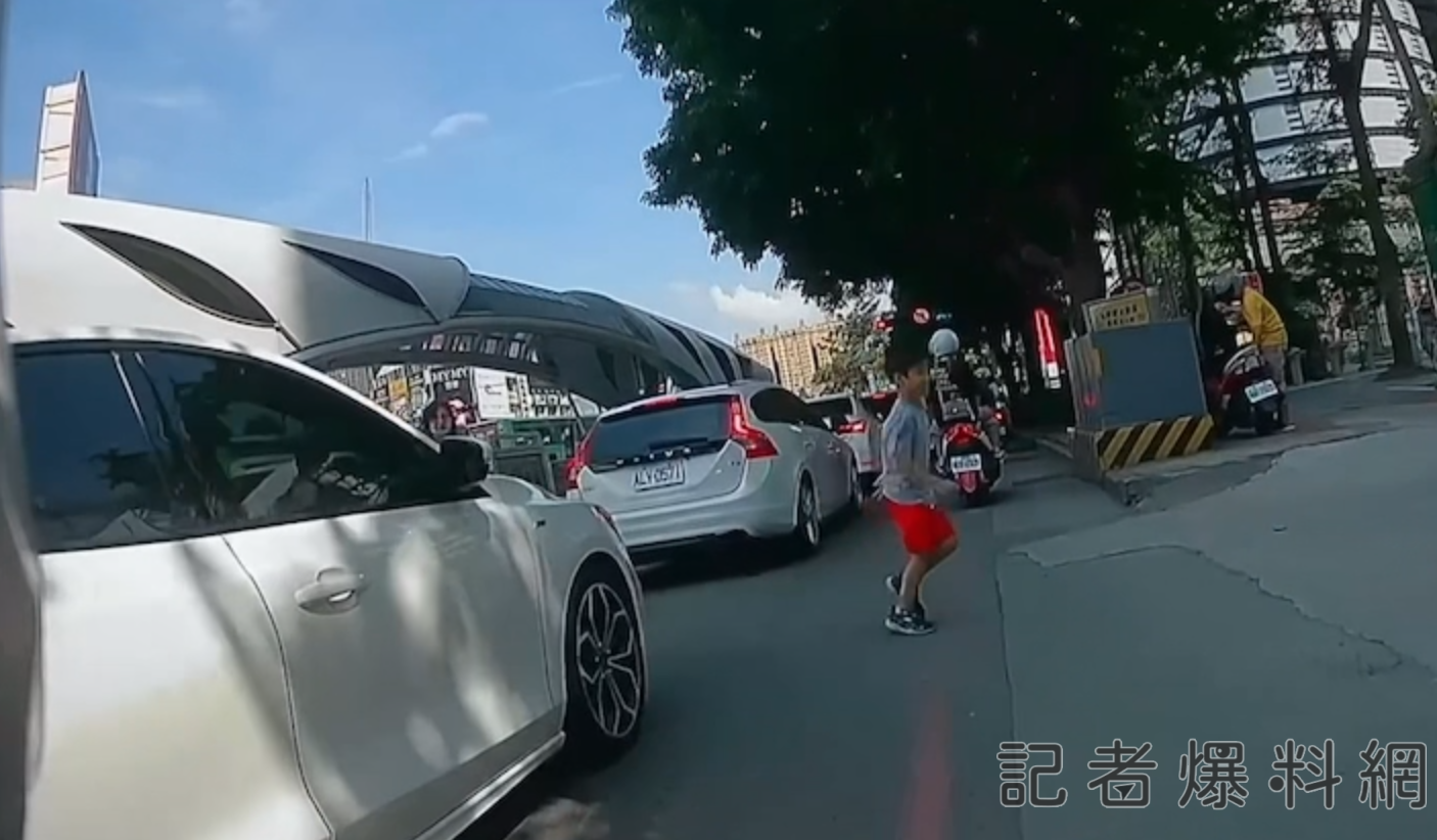(影片)機車地獄？行人台灣大道亂竄車陣 騎士險連撞2人