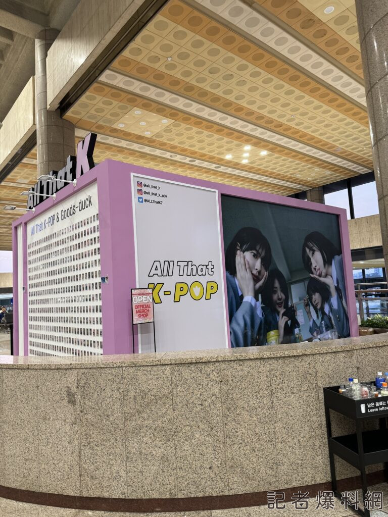 ▲金浦機場有專門販售K-POP的周邊店。（圖／記者金東天攝）