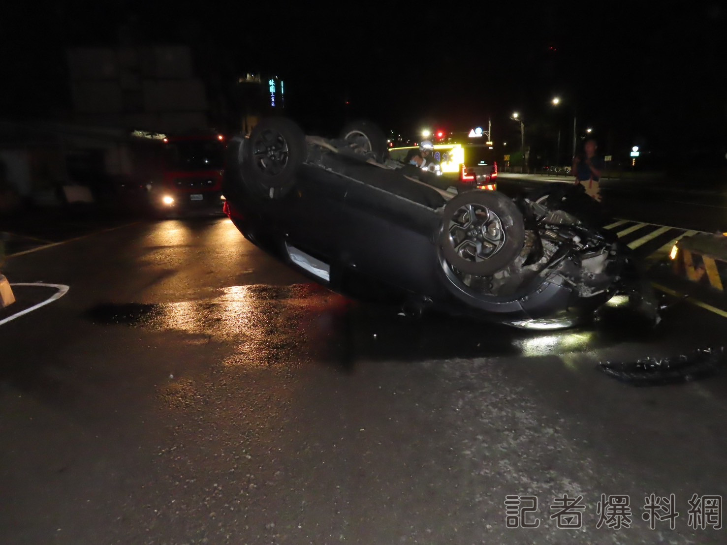 年輕女自撞分隔島翻車 左腳挫傷 自撞畫面曝光