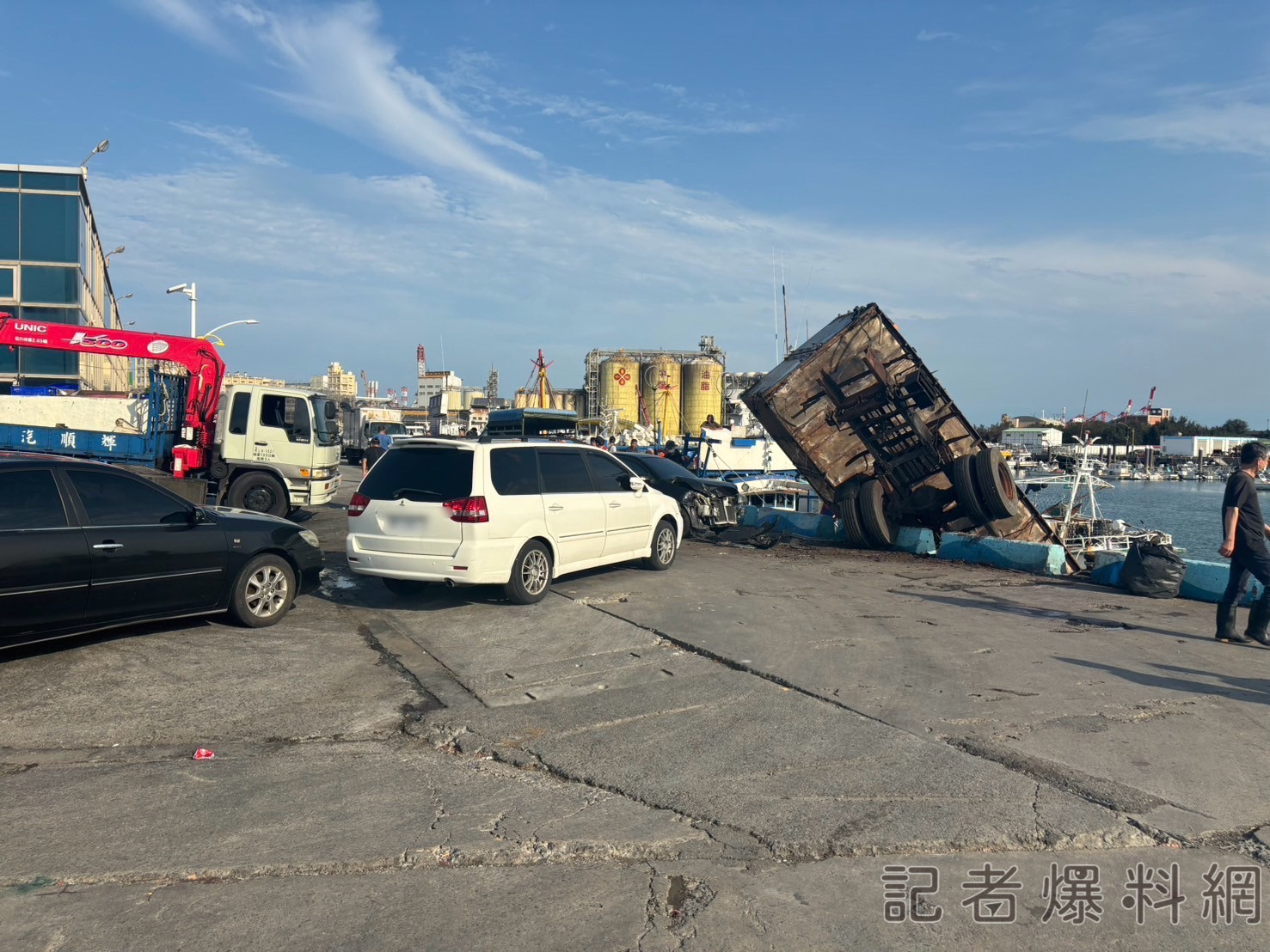 梧棲漁港報廢大貨車離奇暴衝 車上菲律賓籍男子受傷送醫