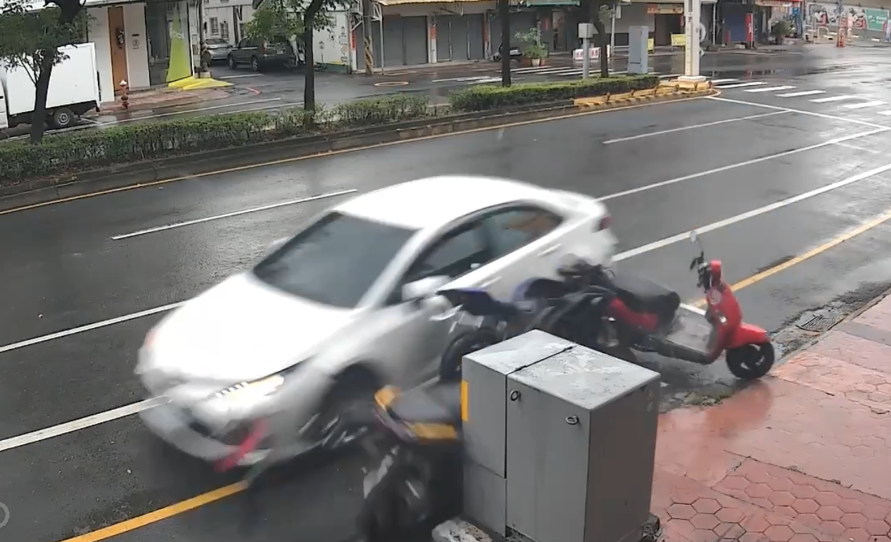 （撞車片）嘉義市自小客車連撞5車　衝入對向車道4輛機車1輛廂型車遭殃