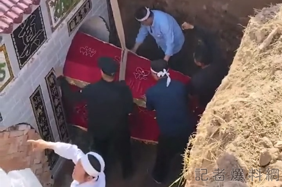 影／中國土葬意外事故！棺材送進地下墓穴　突坍方5人遭埋