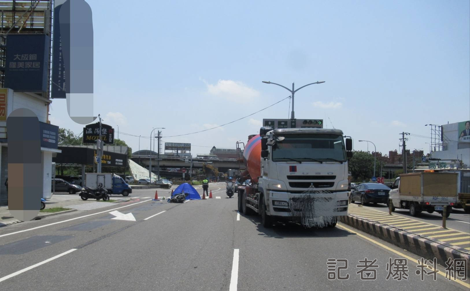 台南仁德水泥車視線死角轉彎擦撞機車，女騎士當場死亡 。