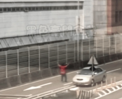 紅衣男闖台1高架道路高舉雙手揮舞　脫序行為警方要查了