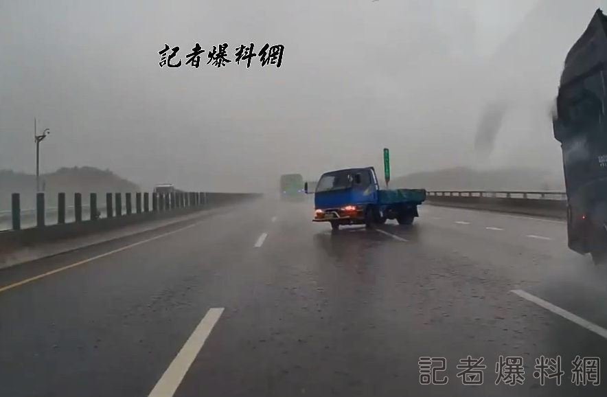 差一點就去了！小貨車國道雨中打滑 後方遊覽車驚險閃過