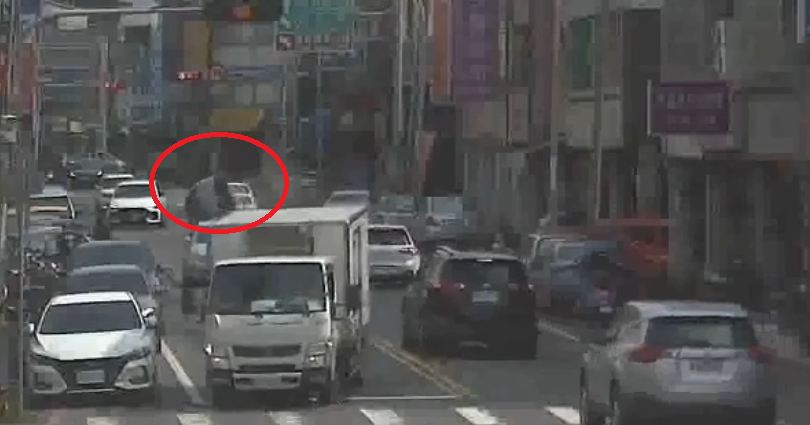 （翻車片）撞擊畫面曝光！苗栗自小客車自撞路邊停車翻覆　2人受傷