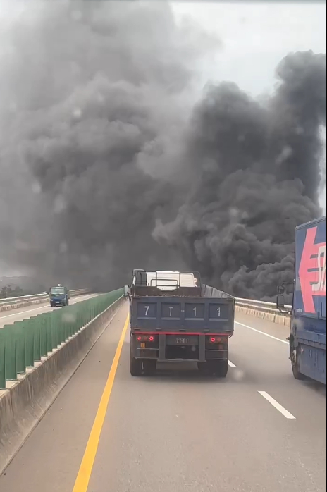 （火警片）台61線新竹縣路段貨櫃火警火煙沖天！　消防隊員灌救中