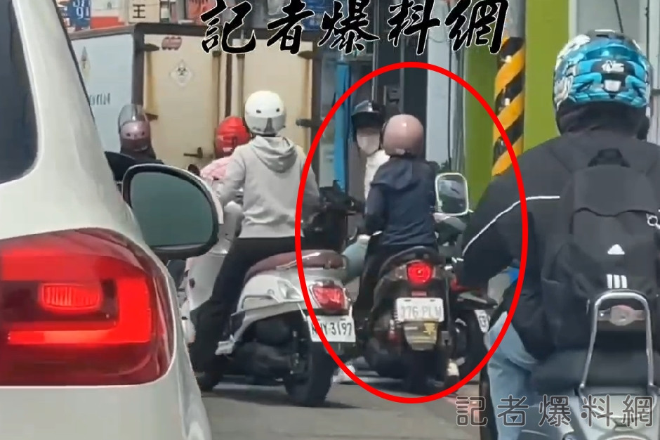 獨/高雄鳳山直擊男騎士疑擋路 與女騎士同步前進後退像跳恰恰