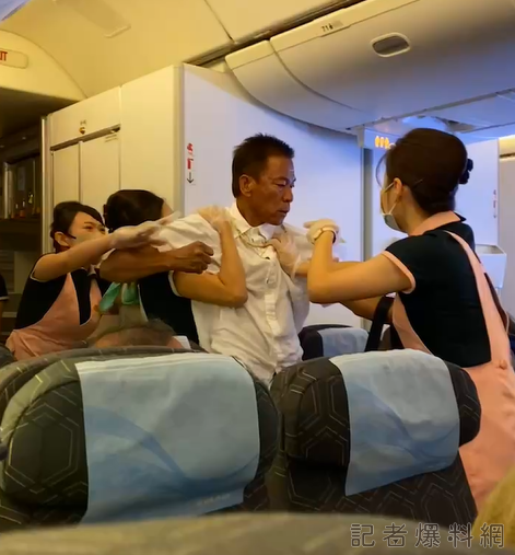 長榮航班2乘客機上鬥毆！勸架空姐發聲了「被撞到的筋很痛」　坦言心理上有些不適
