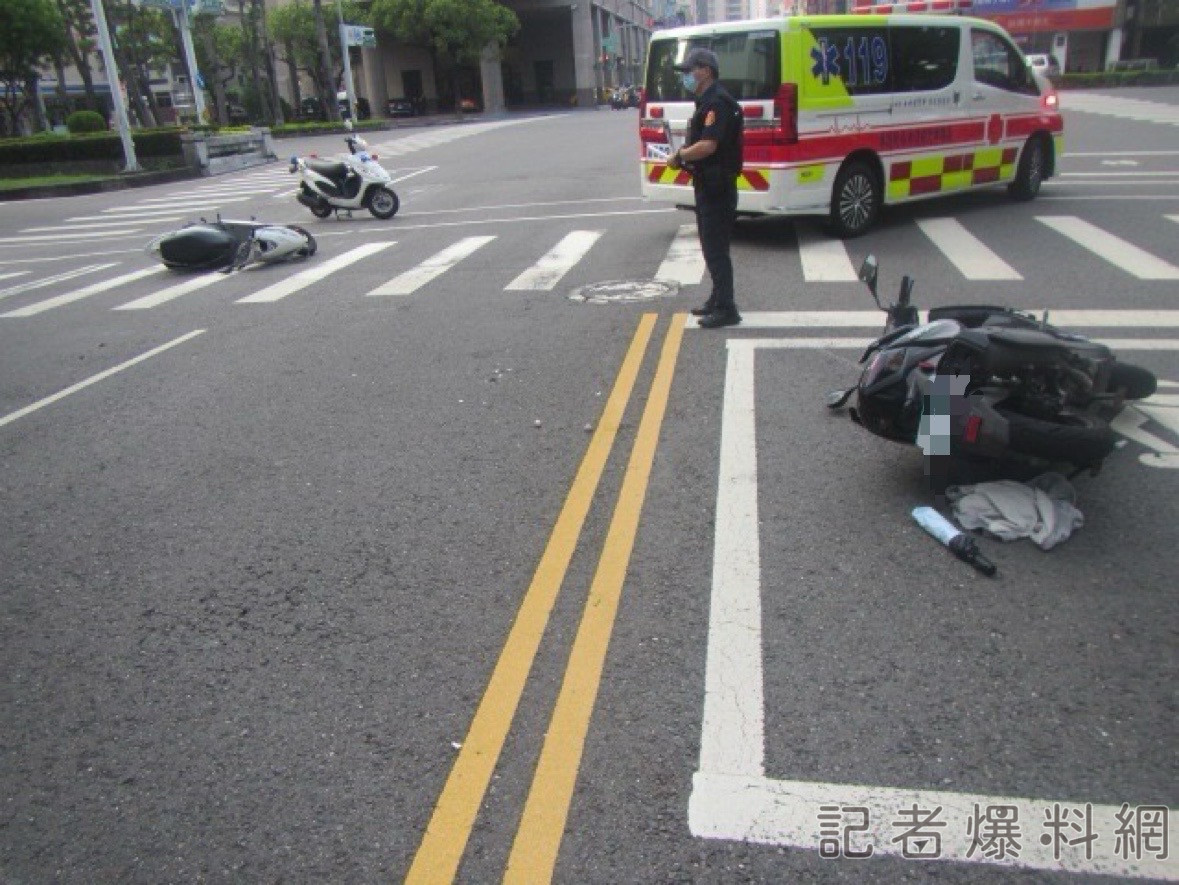 雙載機車闖紅燈遭綠燈騎士擊落 兩車三人噴飛 撞瞬畫面網友熱議 闖燈騎士下場曝