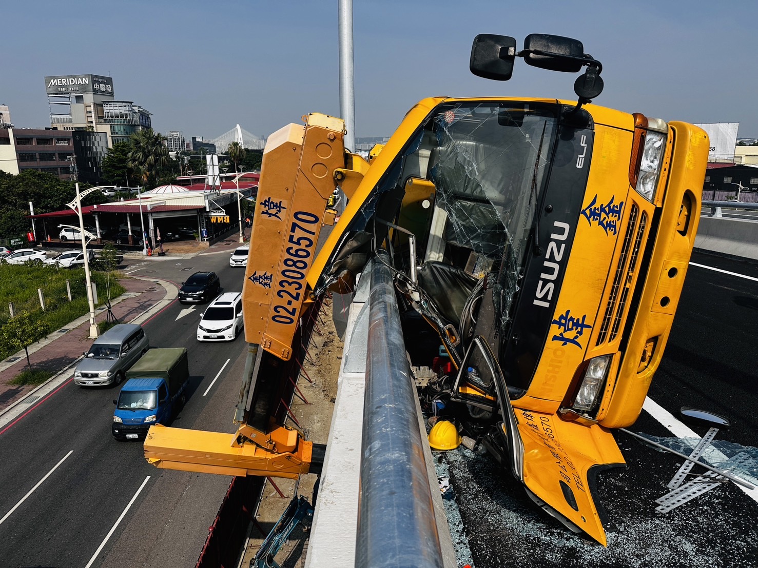 （有片）更新=還沒通車先翻車！台74線銜接國道1號道路工程工程車翻覆！　兩人受傷一人無生命跡象