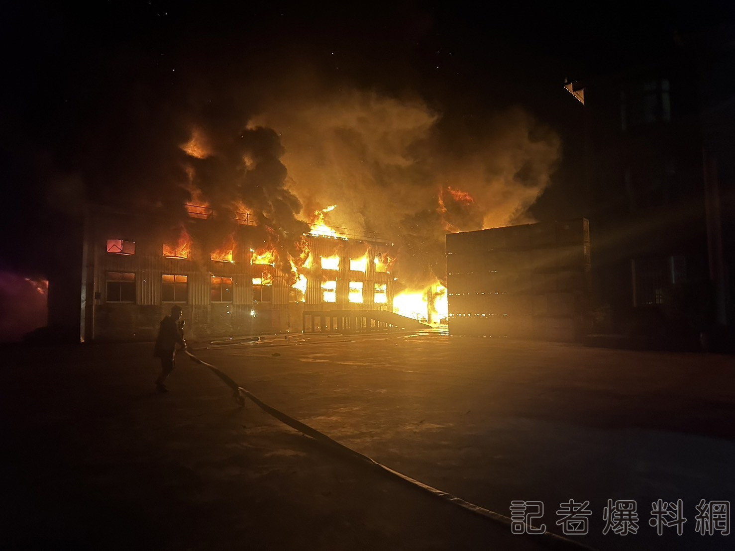 快訊／台南佳里塑膠工廠全面燃燒！火勢猛烈大量消防趕往中