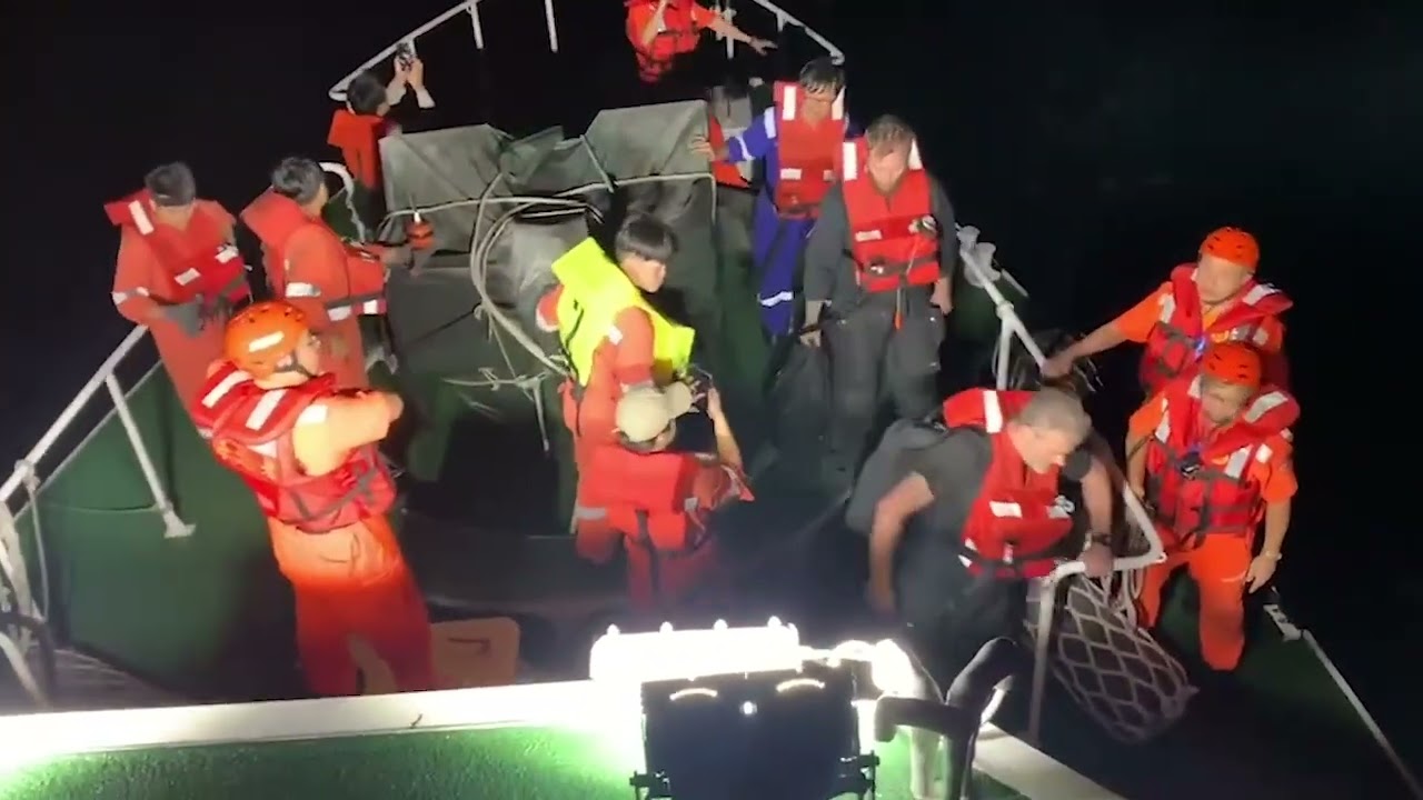 （暗夜海中救援片）暗夜失火求援！　海巡署救出風場運輸船上16人2人送醫