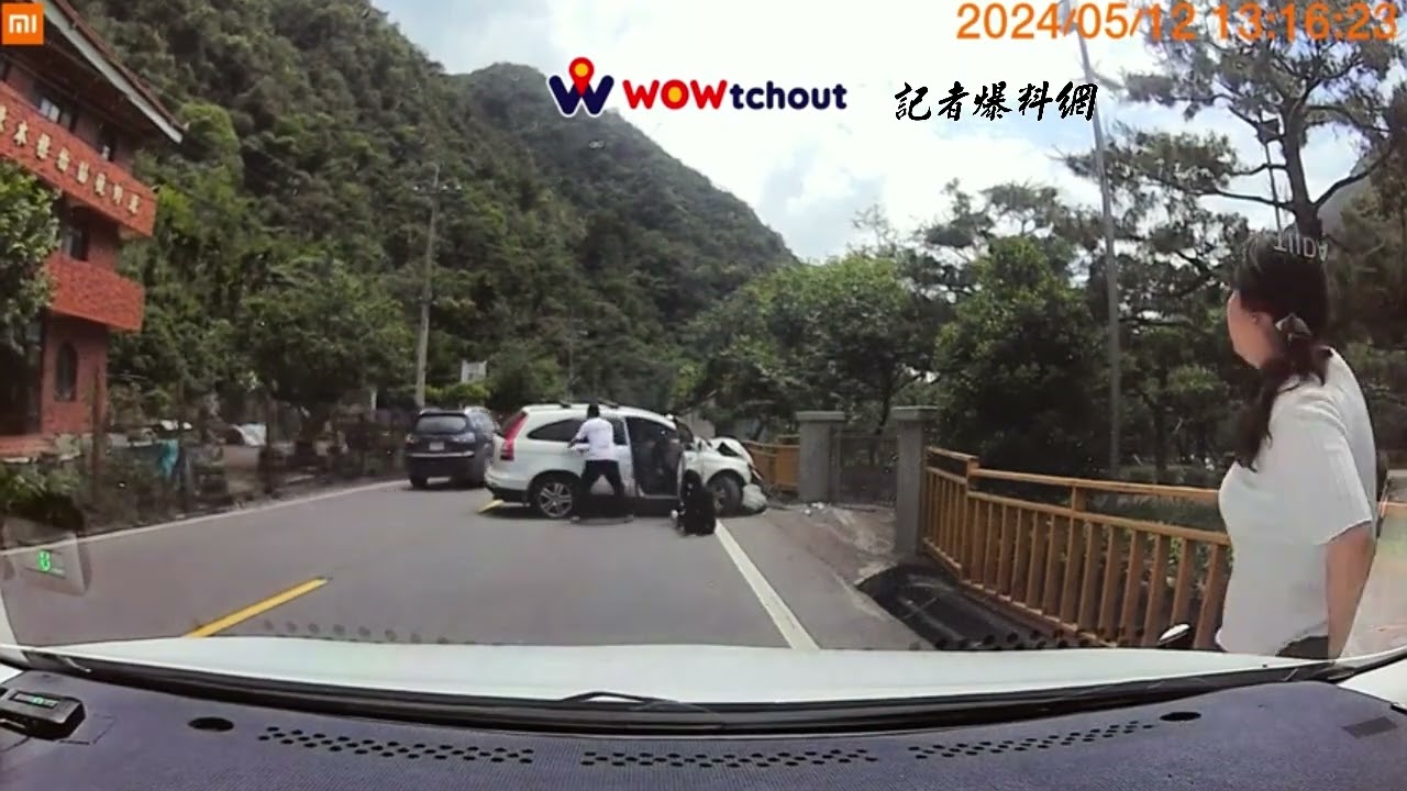 （自撞片）休旅車山路失控自撞護欄 網友留言：你累了嗎？