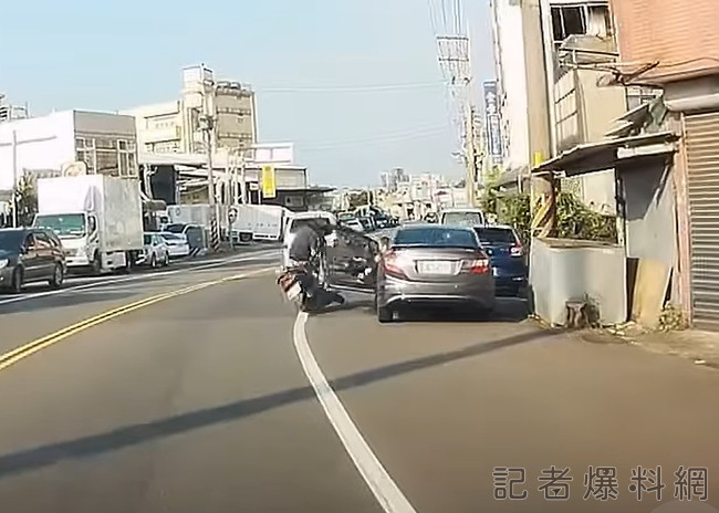 影/竹北汽車駕駛未依「兩段式開門」 擊落騎士頭著地送醫傷重昏迷