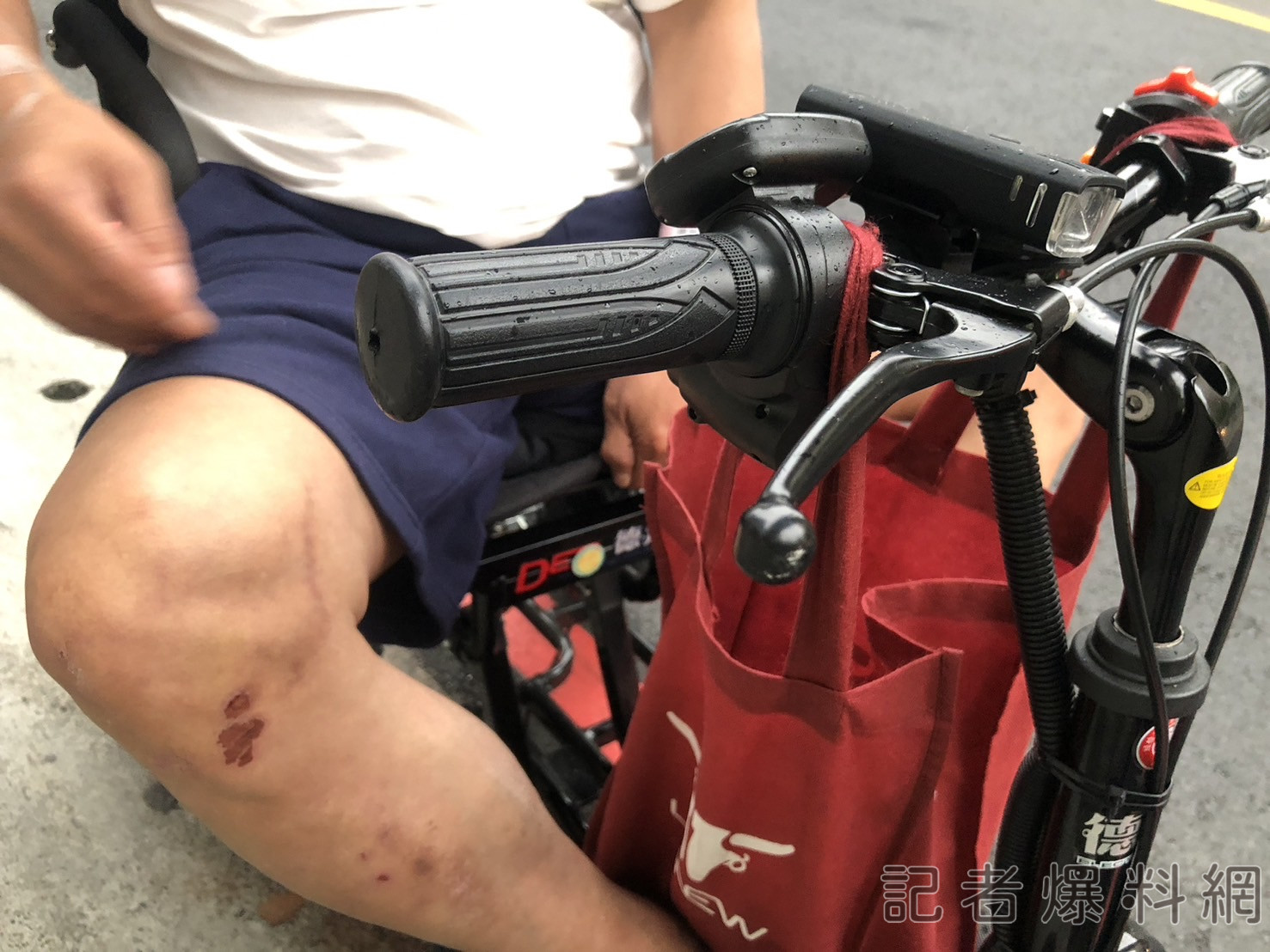 影/中和小貨車撞飛電動代步車倒路中 對向轎車急煞差一秒險撞上