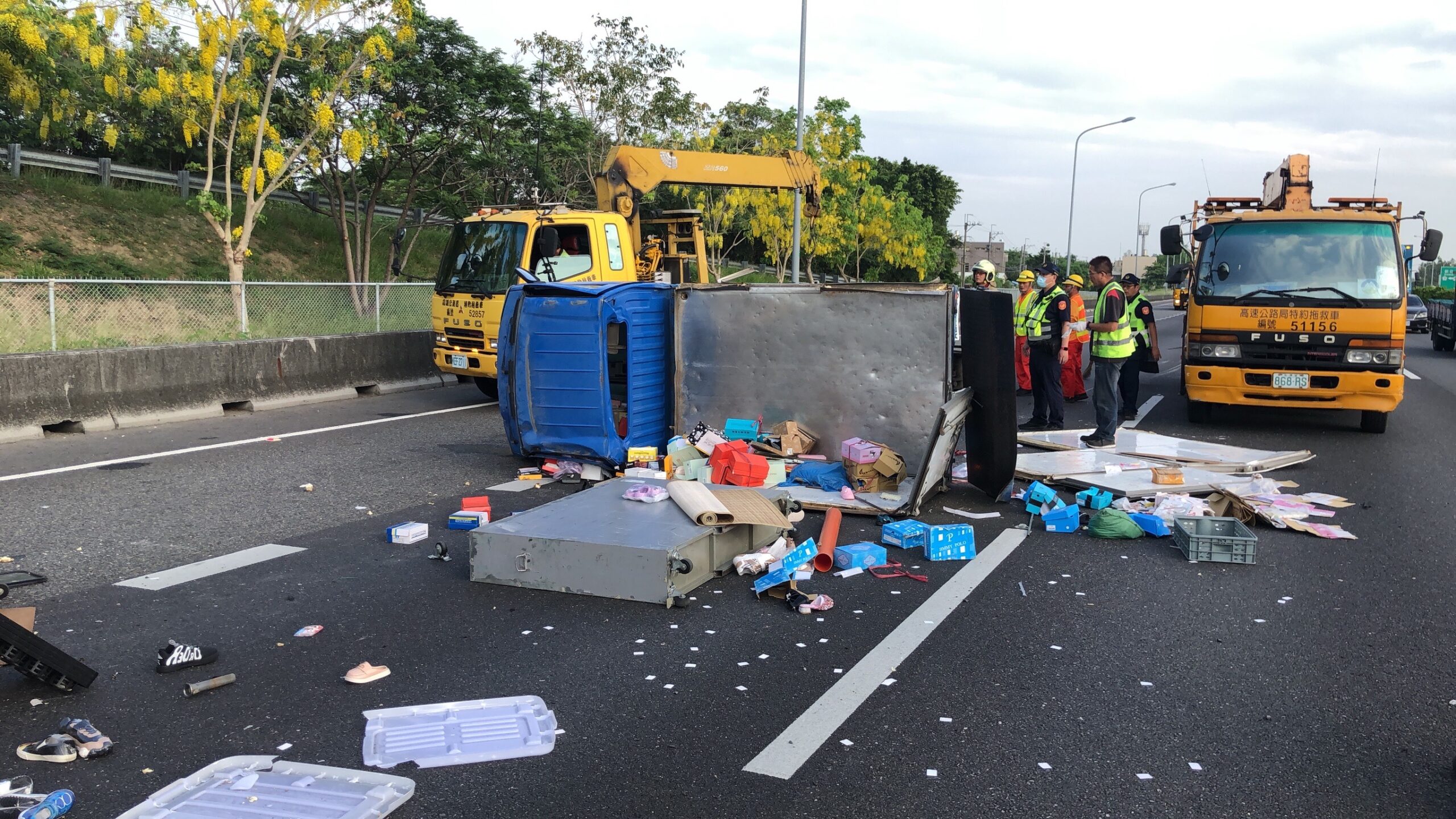 小貨車國道爆胎翻覆，物品散落一地，女駕駛受困