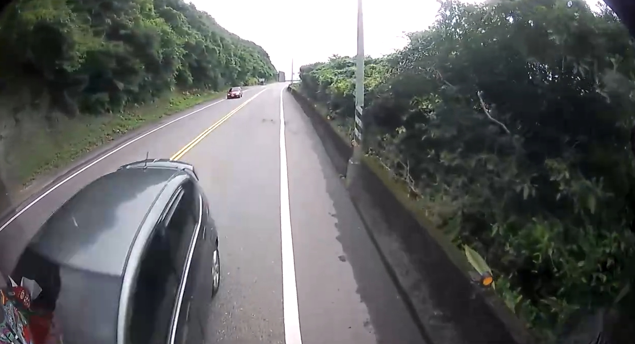 （車禍片）撞擊畫面曝光！台2線自小車逆向撞貨櫃車　駕駛受傷受困車內消防隊員救出送醫