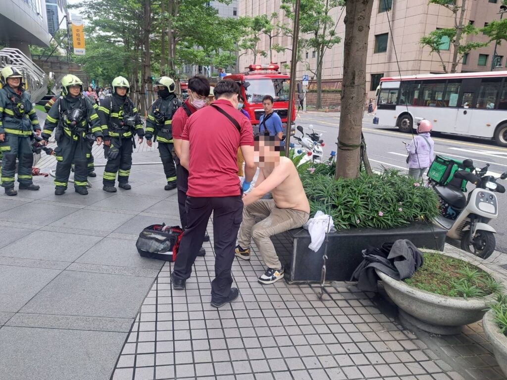 扯！新北男5天前劫車  甫交保闖車商鬧自焚