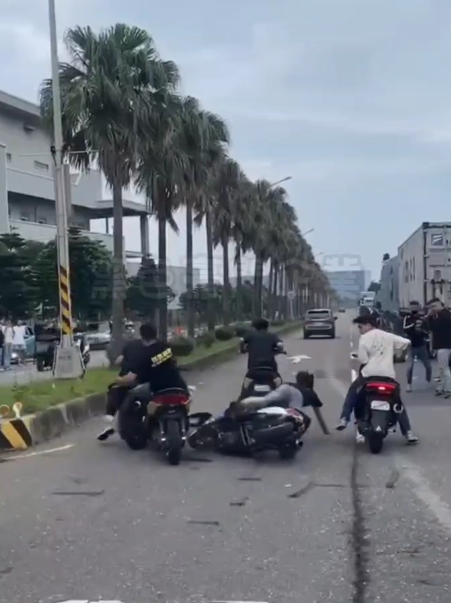 2024 05 26 007845 | 男女爛醉人行道上親熱過頭！　網友：丟台灣人的臉 大園分局, 桃園市, 觀音區, 飆車族 記者爆料網